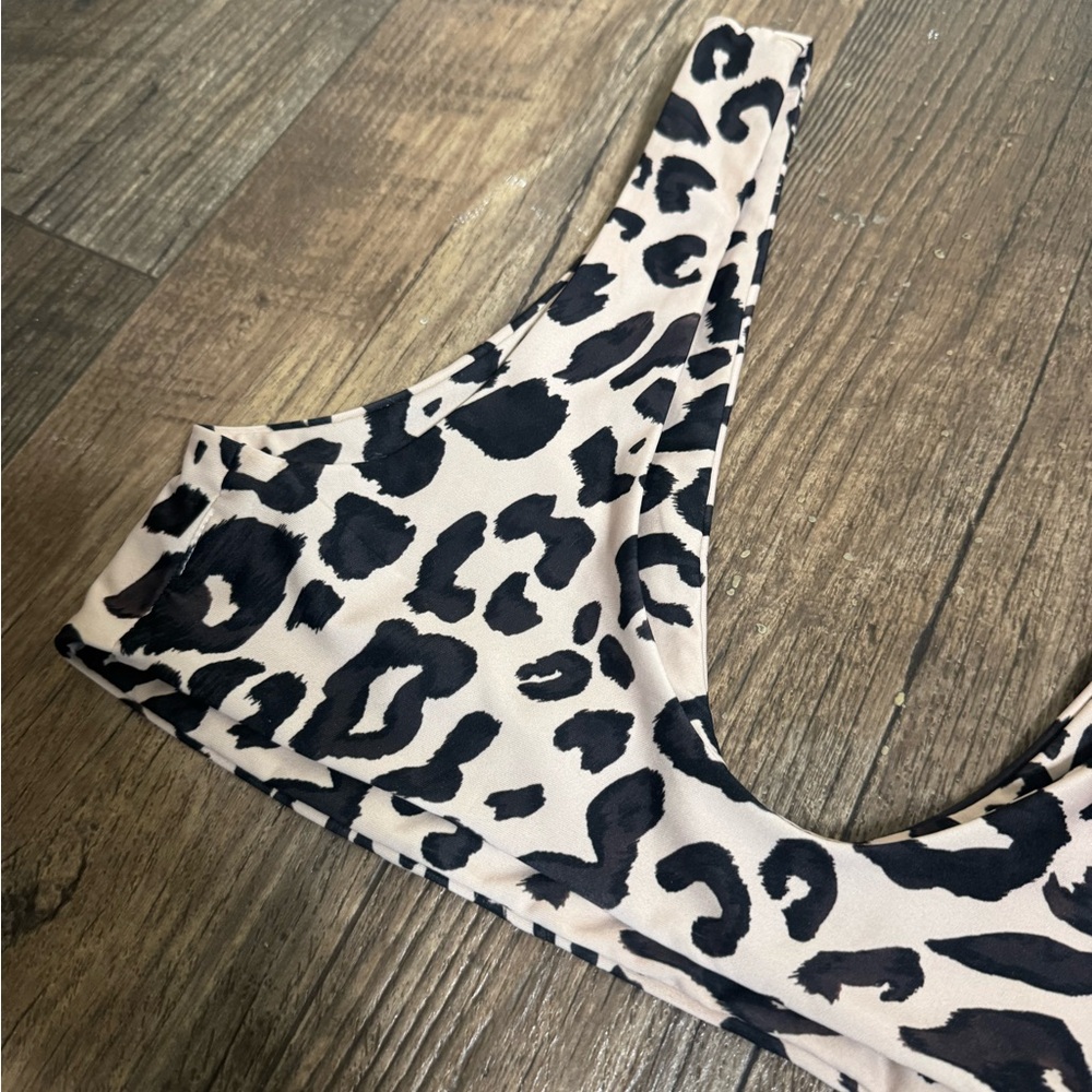 Toast Swim Signature Scoop bikini Top (Spot). Medium. Bralette. Leopard cheetah - Picture 11 of 12